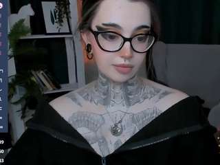 dixipixi, female webcam model,  years old, on live webcam