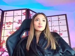 victoria-adams14's CamSoda show and profile