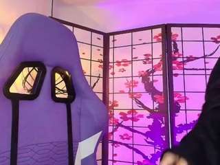 victoria-adams14's CamSoda show and profile