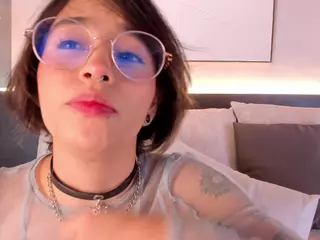 Juana-petite's Live Sex Cam Show