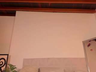 Live webcam model kiimlee on Soda Cams