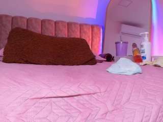 kim-bella's CamSoda show and profile