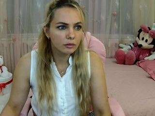 julyboomb's CamSoda show and profile