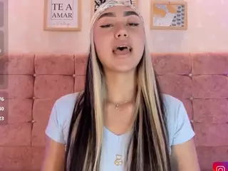 liaa-18's Live Sex Cam Show