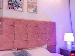 liaa-18's Live Sex Cam Show