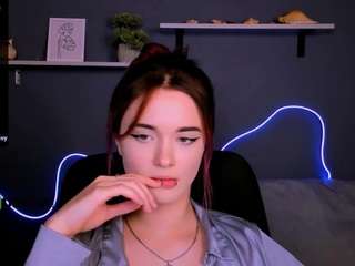liana-kisses webcam model