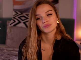 LouiseMiler live cam preview