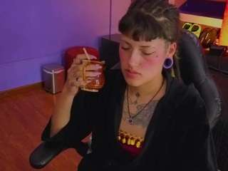 charlottewhite-1's CamSoda show and profile