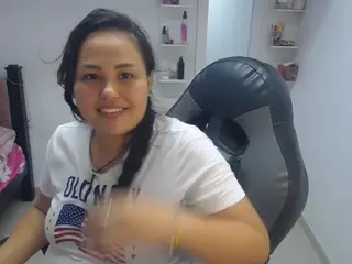 paulinelatina's live chat room