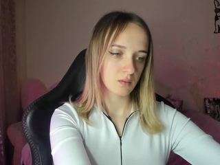 le modèle rousereedd est en webcam porno dans un show sur le site camsoda, il possède les tags suivants: ass,asshole,toys,tease,tattoos,strip,solo,pvt,pussy,public,pov,natural,lush,lovense,living room,grey eyes,flashing,fingers,feet,dildo