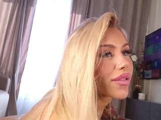 Live webcam model creamiebabe on Soda Cams