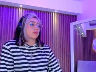 Эта модель сейчас онлайн. emily-white9