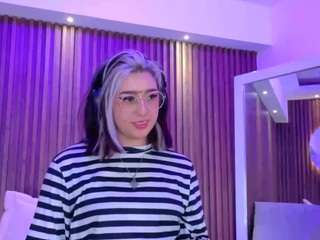 यह मॉडल अभी लाइव है. emily-white9