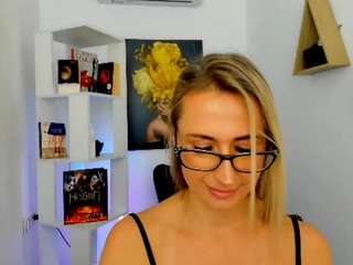 happysmileee webcam model