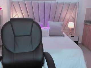 amelie-jhons's CamSoda show and profile