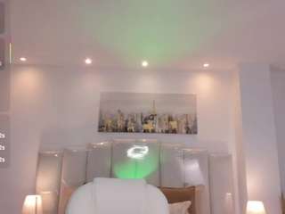 amelie-jhons's CamSoda show and profile