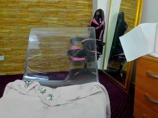 aisharouhi's CamSoda show and profile