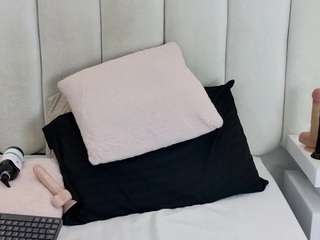 emily-hilton11