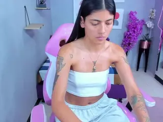 EmyT18's Live Sex Cam Show