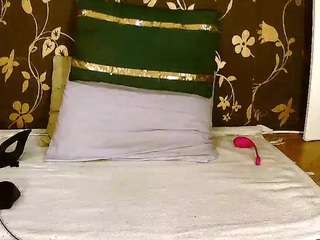 squirtymayagold webcam model