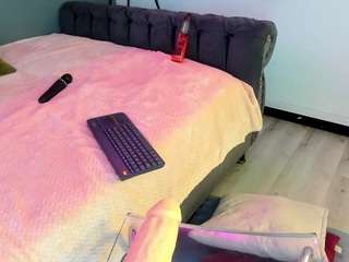 mady-madison's CamSoda show and profile