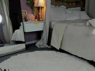 dearly-emily's CamSoda show and profile