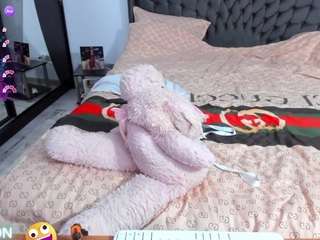 golddivine's CamSoda show and profile