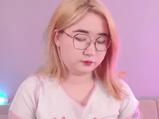your-peach-girl's Live Sex Cam Show