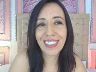 bonnie-milf's CamSoda show and profile