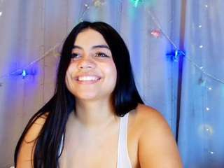 jade-brunnette Live Webcam on CamSoda