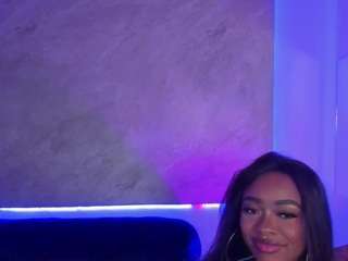 Ce modèle est en direct maintenant. miia-schwarz
