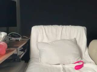 emainstalove's CamSoda show and profile