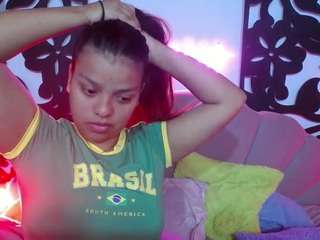  horny-sexy-brunette chat room