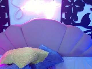  horny-sexy-brunette chat room