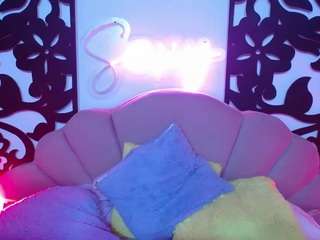  horny-sexy-brunette chat room