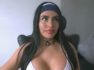 Model ini sedang live sekarang. layla-nicols
