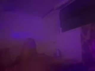 WHO LOVES FEET