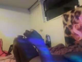 WHO LOVES FEET