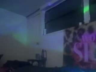 WHO LOVES FEET live cam preview