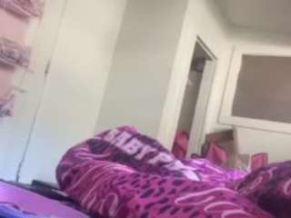 WHO LOVES FEET