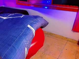 vanessa-hilttom's CamSoda show and profile