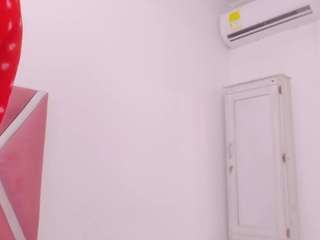 miaquevedo, female webcam model,  years old, on live webcam