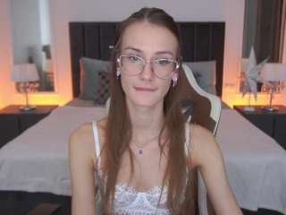 cozymell's CamSoda show and profile