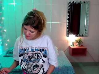 carly-09's CamSoda show and profile