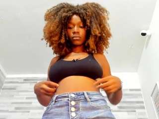 alana-roos's CamSoda show and profile