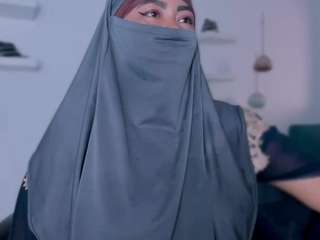 show buttocks  [Multi Goal]