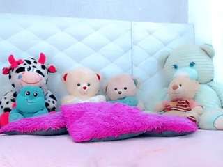 alanna-dollsx's CamSoda show and profile