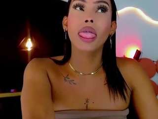 carolinna-doll live on CamSoda