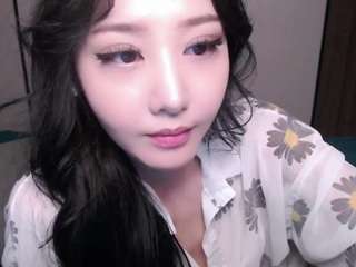 lunytang's CamSoda show and profile