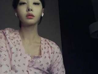 lunytang's CamSoda show and profile